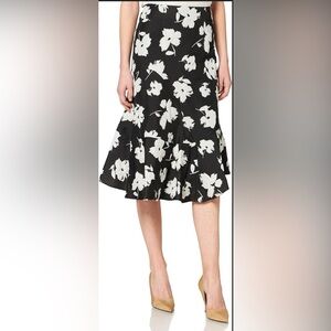 Jonathan Martín Chic Floral A-Line Skirt in Black and White